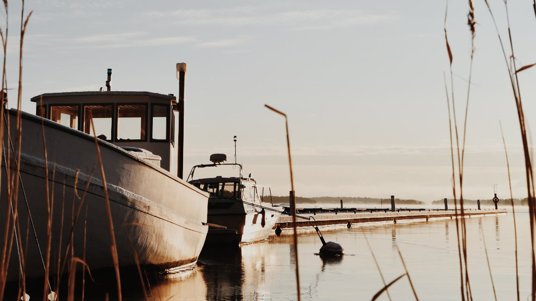 Bild över Baggö Marinas bryggor med två båtar förtöjda