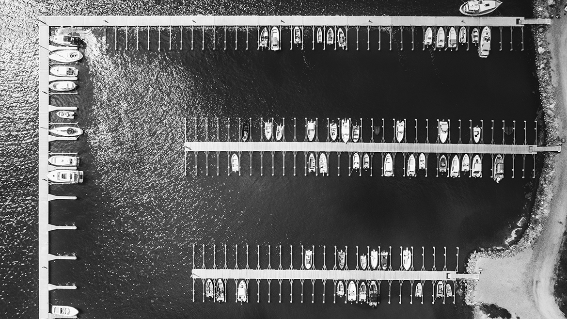 Flygbild över Baggö Marinas båthamn och båtplatser