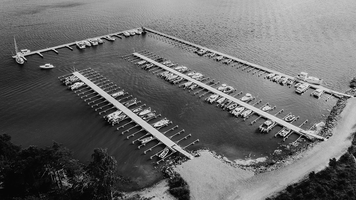 Flygbild över Baggö Marinas båthamn och båtplatser